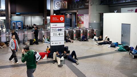 The blackout forces people to walk for hours to return home or sleep in stations: "It is impossible to catch a bus"